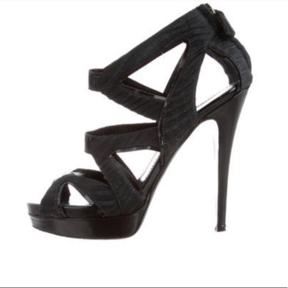 Aperlai cutout zip ankle booties